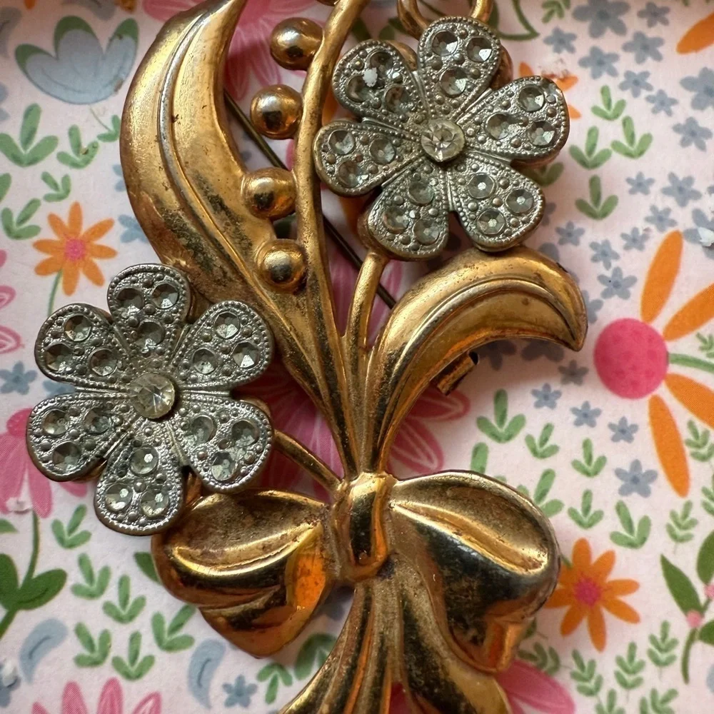 Unique Vintage features gold